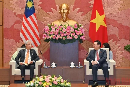 Chủ tịch Quốc hội Vương Đình Huệ và Thủ tướng Malaysia Dato’ Sri Ismail Sabri bin Yaakob. (Ảnh: Duy Linh)