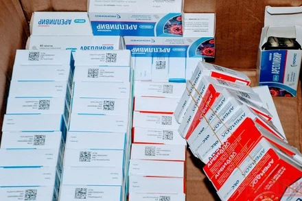 Hình ảnh một số hộp thuốc điều trị Covid-19 không rõ nguồn gốc bị thu giữ.