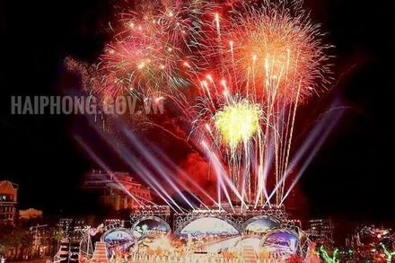 Bắn pháo hoa tại Lễ hội Hoa phượng đỏ Hải Phòng. (Ảnh: Cổng TTĐT Hải Phòng).