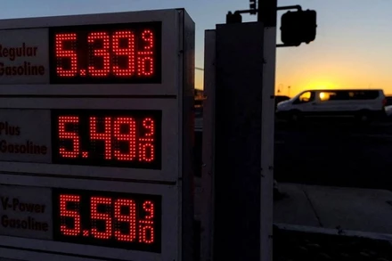 Biển báo hiển thị giá xăng ở San Diego, California, Mỹ, ngày 28/2/2022. (Ảnh: REUTERS)