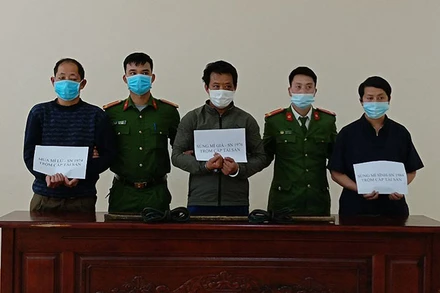 Các đối tượng cùng tang vật tại cơ quan điều tra Công an huyện Mèo Vạc. (Ảnh: Minh Giàng)