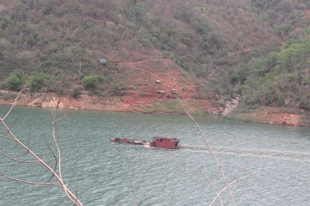 Tàu hút cát tại khu vực bản Tà Đò, xã Tạ Khoa, huyện Bắc Yên.