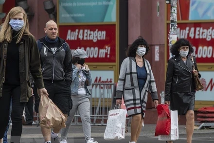 Người dân đeo khẩu trang phòng lây nhiễm Covid-19 tại Berlin, Đức. (Ảnh: AFP/TTXVN)