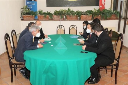 Thương vụ Sứ quán Việt Nam tại Italy làm việc với ngân hàng Banca di Credito Popolare tại Napoli liên quan vụ 100 container hạt điều xuất khẩu. (Ảnh: TTXVN)