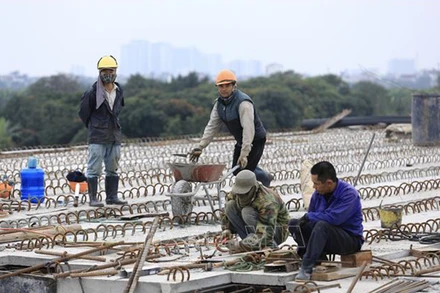 Việc tăng giá cả nhiên liệu, vật liệu ảnh hưởng tiêu cực đến các hoạt động đầu tư xây dựng. (Ảnh minh họa: TTXVN)