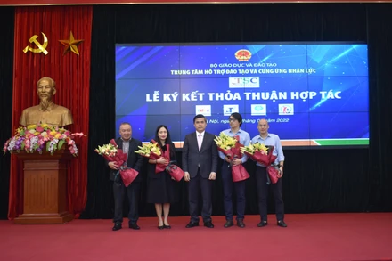 Đại diện 4 đơn vị tham gia ký kết. (Ảnh: SƠN BÁCH)