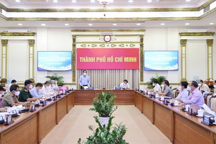 Các đại biểu dự phiên họp về tình hình kinh tế-văn hóa-xã hội, quốc phòng-an ninh và thu chi ngân sách Thành phố Hồ Chí Minh. 