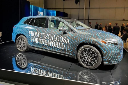 Nguyên mẫu xe điện EQS SUV của Mercedes-Benz được trưng bày tại nhà máy sản xuất pin xe điện mới của hãng ở quận Bibb, bang Alabama, Mỹ ngày 15/3/2022. (Ảnh: Reuters)