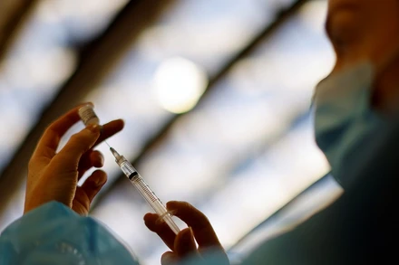 Nhân viên y tế chuẩn bị 1 liều vaccine Pfizer-BioNTech tại 1 trung tâm tiêm chủng ở Nice, Pháp, ngày 1/12/2021. (Ảnh: REUTERS)