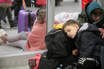 Người tị nạn từ Ukraine tại ga tàu hỏa ở Warsaw, Ba Lan, ngày 3/3/2022. (Ảnh: PAP/TTXVN)