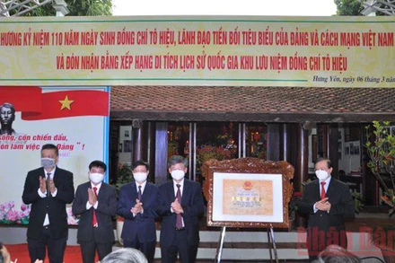 Lãnh đạo Bộ Văn hóa-Thể thao và du lịch trao Bằng xếp hạng Di tích lịch sử cấp quốc gia Khu lưu niệm đồng chí Tô Hiệu cho tỉnh Hưng Yên. (Ảnh: PHẠM HÀ)