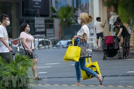 Người dân đeo khẩu trang phòng dịch COVID-19 tại Kuala Lumpur, Malaysia. (Ảnh: THX/TTXVN)