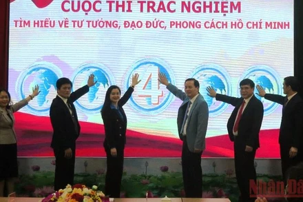 Ban tổ chức cuộc thi ấn nút mở phòng thi tại Ban Tuyên giáo Tỉnh ủy Lạng Sơn.