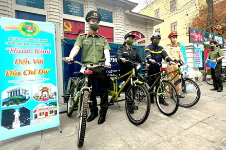 Các cán bộ, chiến sĩ trẻ lực lượng Công an Thành phố Hà Nội đạp xe tới các “địa chỉ đỏ” nhằm lan tỏa lòng tự hào dân tộc, tình yêu quê hương, đất nước đến người dân, thanh niên Thủ đô. 
