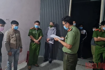 Cơ quan Công an đọc lệnh khám xét chỗ ở của đối tượng Nguyễn Hữu Lợi (đối tượng Nguyễn Hữu Lợi đứng thứ 2 từ trái sang phải).