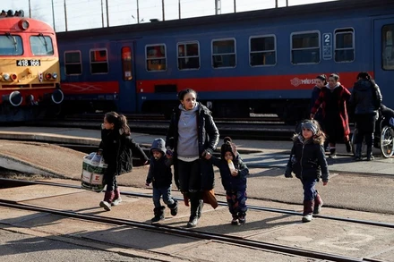 Người dân Ukraine sơ tán tránh xung đột tới Zahony, Hungary, ngày 27/2/2022. (Ảnh: Reuters)