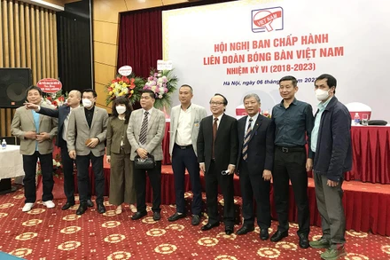 Ban Chấp hành Liên đoàn Bóng bàn Việt Nam chúc mừng ông Nguyễn Xuân Vũ. (Ảnh: TIẾN CƯỜNG)