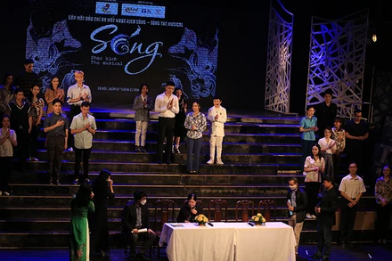 Tại cuộc họp báo ra mắt vở nhạc kịch “Sóng”.