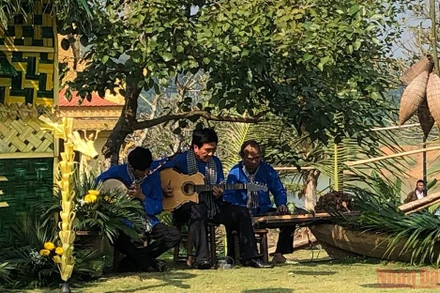 Trình diễn đờn ca tài tử tại Làng Văn hóa Du lịch các dân tộc Việt Nam. 