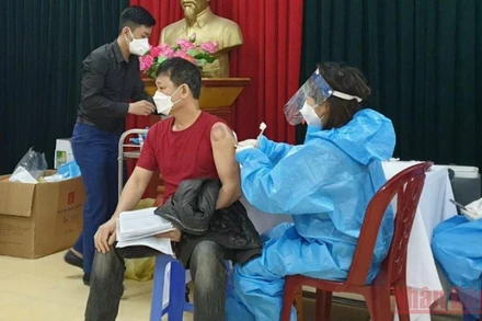 Tiêm mũi 3 Covid-19 cho người dân phường Hồng Sơn, TP Vinh.