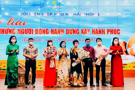 Các đại biểu tham dự giao lưu “Những người đồng hành dựng xây hạnh phúc”.