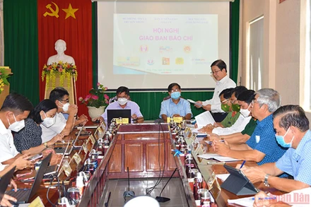 Chánh Văn phòng UBND tỉnh Đồng Tháp Nguyễn Văn Phú thông tin việc mua sắm trang thiết bị, vật tư y tế, kit xét nghiệm tại Đồng Tháp.