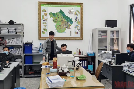 Cán bộ, kỹ sư sẵn sàng đảm nhiệm các công việc mới và khó. (Ảnh: HỒNG HÀ)