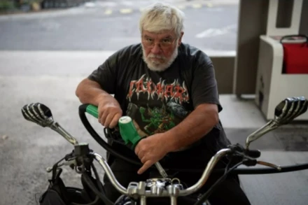 Một người lái xe máy đổ xăng tại trạm nhiên liệu. (Ảnh: AP)