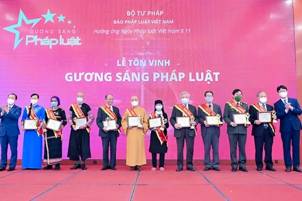 Lãnh đạo Bộ Tư pháp trao danh hiệu cho các cá nhân tiêu biểu đạt "Gương sáng pháp luật" lần thứ nhất, năm 2021. (ẢNH: VGP)