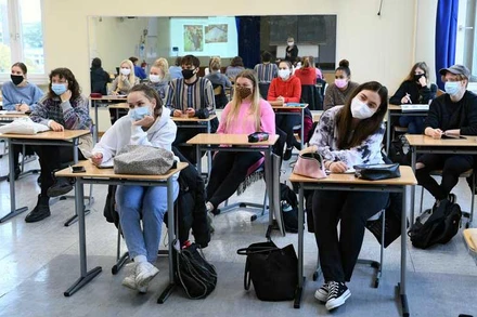 Học sinh Trường Trung học Martin-Buber-Oberschule đeo khẩu trang phòng dịch khi đến trường sau kỳ nghỉ mùa thu ở Berlin, Đức, ngày 26/10/2020. (Ảnh: REUTERS)