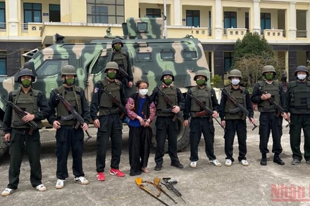 Các lực lượng bắt giữ thành công đối tượng truy nã đặc biệt Sồng A Tồng.