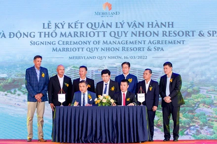 Đại diện Tập đoàn Hưng Thịnh và Tập đoàn Marriott International ký kết quản lý vận hành dự án Marriott Quy Nhon Resort & Spa.