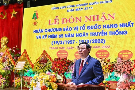 Chủ tịch Quốc hội Vương Đình Huệ phát biểu chúc mừng Nhà máy Z111 tại buổi lễ. (Ảnh: DUY LINH)