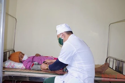 Quân y Bộ đội Biên phòng Nghệ An khám bệnh cho người dân. 