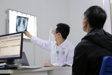 Bác sĩ Đinh Thế Tiến khám cho bệnh nhân hậu Covid-19.