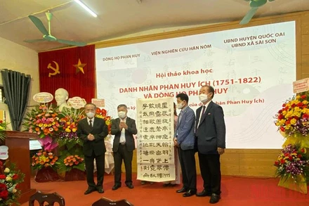 GS, TS Ahn Kyong-Hwan, Hiệp hội Kinh tế Văn hóa Hàn Việt-KOVECA, trao bức thư pháp của cụ Phan Huy Ích cho đại diện dòng họ.