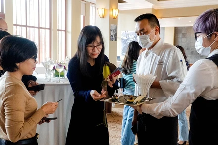 Đầu bếp Nguyễn Công Chung (áo trắng) giới thiệu về món ăn Italia tại một sự kiện trải nghiệm.