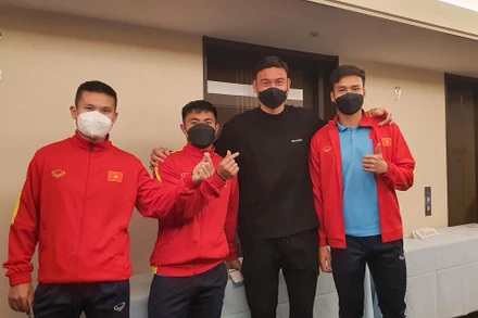 Thủ môn Đặng Văn Lâm (áo đen) tái ngộ các đồng đội tại khách sạn Metropolitan Tokyo. (Ảnh: VFF)