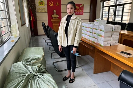 Vũ Thị Thu Huyền cùng tang vật.