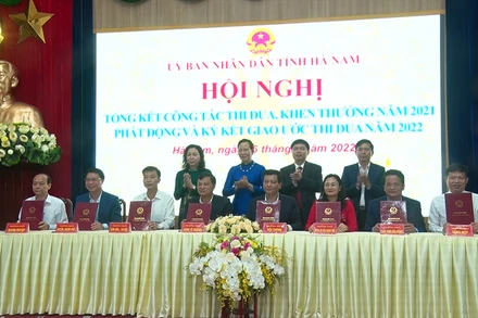 Các đơn vị ký giao ước thi đua.