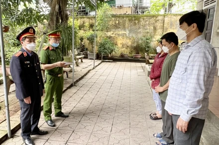 Cơ quan Cảnh sát điều tra, Công an tỉnh tống đạt các quyết định khởi tố vụ án, khởi tố bị can. (Ảnh: Đức Vũ/Báo Nghệ An)