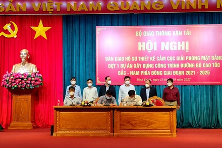Đại diện lãnh đạo các địa phương ký kết bàn giao giải phóng mặt bằng đợt 1.