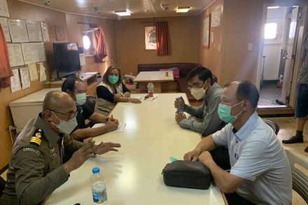 Đại diện Đại sứ quán Việt Nam tại Thái Lan (ngoài cùng, bên phải) làm việc với cơ quan chức năng của Thái Lan và đại diện chủ tàu MV Toyo Star.