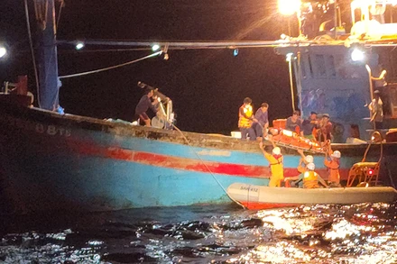 Tổ công tác tiến hành tiếp nhận thuyền viên bị tai nạn để đưa về bờ.