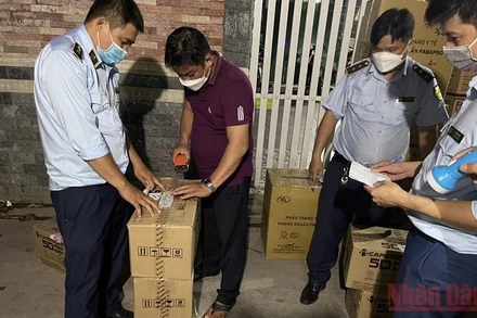 Đoàn kiểm tra lập biên bản tạm giữ tang vật.