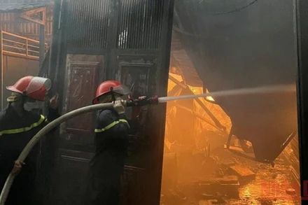 Lực lượng chức năng tiếp cận hiện trường kịp thời, không để đám cháy lan ra xung quanh.