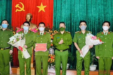 Lãnh đạo Công an Hải Phòng biểu dương, khen thưởng lực lượng Cảnh sát Kinh tế. (Ảnh: QUANG DŨNG)