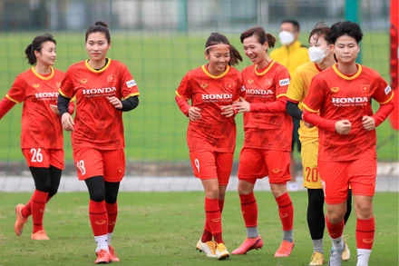 Đội tuyển nữ tập trung trong buổi chiều 27/3. (Ảnh: Minh Dân)