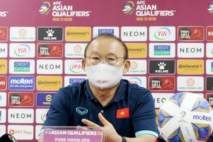 HLV Park Hang-seo trả lời phỏng vấn sau lượt về gặp Oman. (Ảnh: VFF)