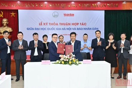 Tổng Biên tập Lê Quốc Minh và Giám đốc Đại học Quốc gia Hà Nội Lê Quân ký kết hợp tác. (Ảnh: Đăng Khoa)